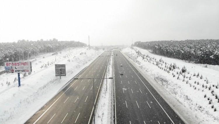 <p>MARMARA'YA KUVVETLİ YAĞIŞ UYARISI</p>

<p>Marmara Bölgesi'nin batısında yarın kuvvetli rüzgar bekleniyor.</p>

<p>Meteoroloji 1. Bölge Müdürlüğü İstanbul Bölge Tahmin ve Erken Uyarı Merkezinden yapılan açıklamaya göre, yarın sabah saatlerinden itibaren bölgenin batısında Trakya geneli ile İstanbul'da, güney ve güneybatı yönlerinden kuvvetli rüzgar ve yer yer fırtına öngörülüyor.</p>
