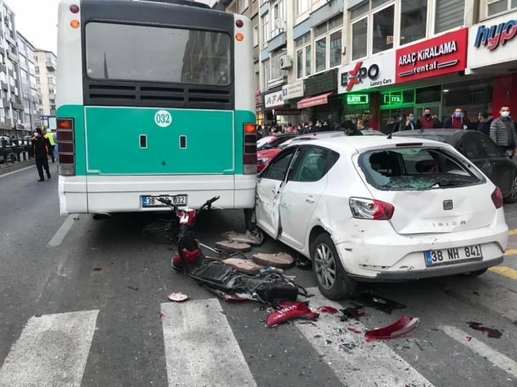 <p>Kayseri’de 8 araç ve bir elektrikli motosikletin karıştığı zincirleme trafik kazasında 2’si ağır 7 kişi yaralandı.</p>
