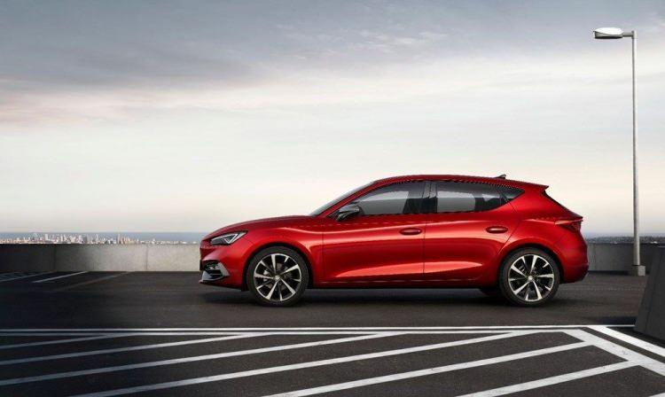 <p>Bugüne kadar üretilen ilk üç nesli ile 2,2 milyon adetten fazla satış rakamına ulaşarak SEAT markasının amiral gemisi olan SEAT Leon’un, dördüncü nesli 1.5 TSI 130 HP motor ve FR donanım seçeneğiyle 231.500 TL’den başlayan tavsiye edilen anahtar teslim fiyatıyla SEAT Yetkili Satıcılarında satışa sunuldu.</p>