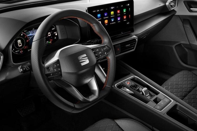 <p>Tamamen yenilenen SEAT Leon'un tasarımındaki değişim iç kısımda da kendini gösteriyor.</p>
<p>10,25” boyutundaki dijital gösterge paneli, onu çevreleyen ve ön kapılar üzerinden devam eden dekoratif kaplamalar yardımıyla hafiflik ve "süzülme" hissi veriyor. </p>