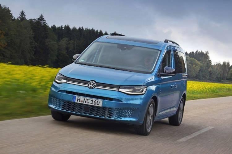<p>Volkswagen'in MQB platformunda üretilen ilk ticari aracı olan beşinci nesil Caddy, tamamen yeni ve geliştirilmiş farklı sürüş destek sistemleriyle daha güvenli hale gelirken, sunduğu birçok özellikle de sınıfının en dijital ve en güvenli aracı olma özelliğine sahip.</p>
