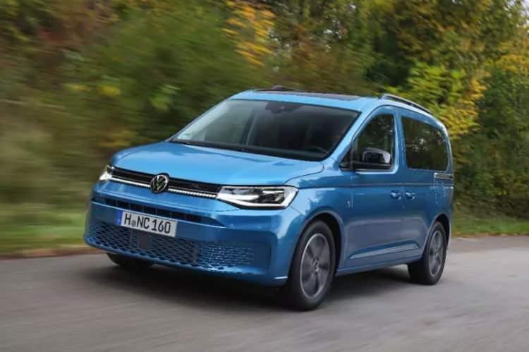 <p>Yeni Volkswagen Caddy'de sunulan dört silindirli 2.0 litrelik TDI motor, bir önceki nesline göre yaklaşık yüzde 20 oranında daha fazla güç (122PS) ve yüzde 25 oranında daha fazla tork (320Nm) sunuyor.</p>