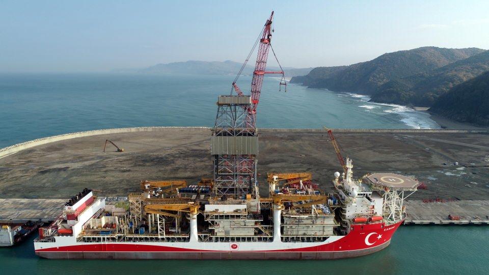 <p>Beraberinde limanın için biliyorsunuz lojistik üssü. Onun arkasında endüstri bölgesinde kurulacak fabrikalar. Çalışan kişi sayısı olarak en az 15 bin kişi. Zonguldak sadece taşkömürüne endeksli değil sanayimizle teknolojimizle ve doğalgazımızla inşallah taşkömürünün alternatif bir sektörle ilimizdeki işsizlere bir ümit olacaktır." dedi. </p>
<p> </p>