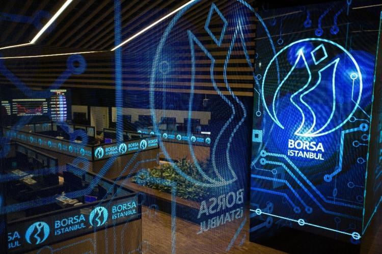 <p><strong>Şirket sahibinin karakteri sağlam olmalı</strong></p>

<p>Şirket sahibinin şaibeli, adı çıkmış veya sermaye piyasalarında ceza almamasına dikkat edin. Bu çok büyük sorunlar doğurabiliyor. Şirket sahibinin karakteri sağlam olacak. Şirketi kurumsal bir bakışla yönetecek.</p>

<p><strong>Bilançodaki dönen varlıklar önemli</strong></p>

<p>Şirketin bilançosundaki dönen varlıklarının şirketin kısa ve uzun vadeli borçlarının toplamını karşılamasına dikkat edin. Ya da en az %70’ini diyelim.</p>

<p><strong>Faaliyet kârına odaklanın</strong></p>

<p>Şirketin gelir tablosunda net kâr zarardan daha çok faaliyet kârına odaklanın. Dövizle borcu olan şirketlerde dövizin dalgalandığı dönemlerde kur farkından yüksek zarar ya da kâr açıklayabiliyor ve bu sonuçlar yanıltıyor yatırımcıları. Esas faaliyet kârı çok önemlidir. Gelir tablosundaki satışlardan maliyetleri çıkardığınızda brüt kar rakamını bulursunuz. Bu şirketin kâr marjı oluyor. Bu kâr marjının azda olsa her dönem artması şirketin maliyetlerini kontrol ettiğini gösterir ve sağlıklı olan budur. Bir şirketin öz sermayesinin, sermayesine göre yüksek olduğu o şirketin iyi olduğu anlamı taşımaz. Öz sermaye kalemlerini incelemek gerekir. Yani öz sermaye artışı kâğıt üzerinde değerleme farklarından mı gelmiş yoksa kar yedekleri olarak mı gelmiş. Bu çok önemlidir. Her zaman nakit olan iyidir.</p>

<p><strong>Temettü dağıtan şirket iyidir</strong></p>

<p>Dediğim gibi öz sermayesi düşük olan kötü şirket değildir. Bazı şirketlerde yılık net kârının büyük kısmını temettü olarak dağıttığından öz sermayesi düşük görünür. Temettü dağıtan şirket iyidir ve finansal bakımından rahattır demek oluyor.</p>
