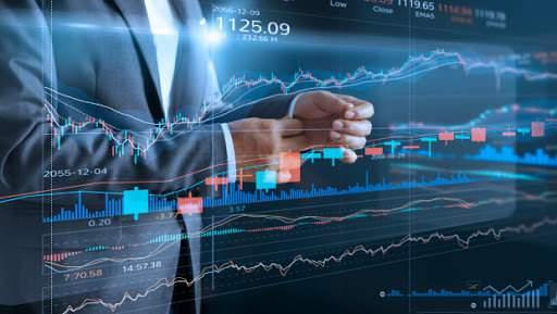 <p><strong>Spor hisselerinden uzak durun</strong></p>
<p>Borsada bazı şirketler vardır uzak durulması gereken şirketler. Yani hiçbir değeri olmayan ve amaçları da belli olmayan yanlışlıkla halka açılmış şirketlerden bahsediyorum. Bunların başında spor hisseleri gelir. Bu şirketleri dernek gibi düşünün asla borcu bitmeyen ve asıl yüklü gelirleri başka bir kulüpte olan şirkettir bunlar. Her şeyden önce top yuvarlaktır yani bir amaç yok!</p>
<p><strong>Sığ olan hisseleri almamaya çalışın</strong></p>
<p>Ekonomist Önder Tavukçuoğlu, “Tahtası çok fazla sığ olan hisseleri almamaya çalışın. Beklemeye vaktiniz varsa ve de özel bir hikayesi varsa uzun vade beklenebilir. Diğer türlü alım ve satımda zorlanabilirsiniz. Asla da şunu düşünmeyin; her gün en çok artan on hisse vardır. Oradaki yatırımcılar kaç ay ya da kaç yıl beklemiştir bilemezsiniz. Her aldığınız hisse hemen artacak diye bir kavram yoktur borsada. Böyle bir özenti içine girmeyin psikolojinizi bozar. Bir şirketin hissesinin tahtasında ağır bir baskı varsa ve piyasa değeri çok düşük olduğu halde değeri çok uzun süre kaldığını düşünüyorsanız o hissede bir gelişme olacaktır. Bu tecrübe bilimsel bir çalışma değil!”</p>
<p><strong>Takaslara bakın ama çok fazla takılı kalmayın</strong></p>
<p>Ekonomist Önder Tavukçuoğlu, “Takaslara bakın ama çok fazla takılı kalmayın. Unutmayın ki tahta yapıcı birden fazla aracı kurum kullanıyordur. Siz alım yaptığını düşünürsünüz hâlbuki farklı kurumdan itinayla malı elinize veriyordur. Ya da tam tersi! Bu sağlıklı bir gösterge değildir. Bir şirketin patronu hali hazırdaki fiyatlardan hisse alıyorsa o şirketi en iyi o bildiği için oraları ucuz seviyeler diyebiliriz. Bu gösterge olabilir.”</p>
<p><strong>Tek bir hisseye yatırım yapmayın</strong></p>
<p>Ekonomist Önder Tavukçuoğlu, “Asla tek bir hisseye yatırım yapmayın en güzeli en az üç hissedir. Riski dağıtmak en güzelidir. Hisse seçiminizi yaptıktan sonra başka hisse aramayın unutmayın baştan karar verdiniz ve inandıysanız sakın olun ki hisse aramayın. Hisse senedine yatırım yaparken oyun yani borsada oynuyorum mantığı yerine ortaklık yani yatırım felsefesiyle bakış yapın. Normal hayatta kötü insanlarla arkadaşlık yapmak istemesiniz eminim. İşte borsada işlem gören şirketlerin patronları da böyledir. Kötü olanın hissesini almayın.”</p>
<p><strong>Ana felsefeniz değer yatırımcılığı olsun</strong></p>
<p>Ekonomist Önder Tavukçuoğlu, “Ana felsefeniz değer yatırımcılığı olsun değer yatırımcısı olan her zaman kazanacaktır.”</p>
<p><strong>Ülkenize güvenin</strong></p>
<p>Ekonomist Önder Tavukçuoğlu, “Piyasada diğer önemli konu ise mutlaka ülkenize güvenin, ülkenizin piyasalarına güvenin aksi halde devamlı tedirgin olarak yatırımcı olamazsınız. Piyasada sizlerin uzun vadeli yatırımcı olmamanız için devamlı şekilde kötü algı yaparlar. Bunun tek nedeni vardır sizlerin daha fazla al sat yaparak kurumlara para kazandırmanızdır. Diğer taraftan büyükler sizlerin paralarınıza her zaman talip olurlar bu sayede.”</p>