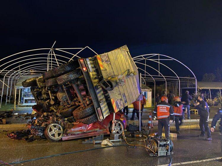 <p>Kaza, Serdivan il&ccedil;esi Beşk&ouml;pr&uuml; Mahallesi 32 Evler Caddesi polis kontrol noktası mevkiinde meydana geldi. Edinilen bilgilere g&ouml;re, Mehmet Cemal S. idaresindeki 34 VE 7318 plakalı &ouml;zel bir firmaya ait asfalt y&uuml;kl&uuml; kamyon, rampadan indiği esnada kontrolden &ccedil;ıktı</p>
