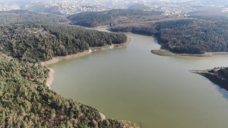 <p><strong>ELMALI BARAJINDA DOLULUK YÜZDE 45'i GEÇTİ</strong></p>
<p>İstanbul'un önemli ve büyük barajlarından Elmalı Barajı'nda daha önceden kuruyan alanlar yeniden suyla dolmaya başladı. Elmalı Barajı'nda doluluk oranı İSKİ verilerine göre yüzde 45.31'e ulaştı. Elmalı Barajı'ndaki son durum havadan görüntülendi.</p>