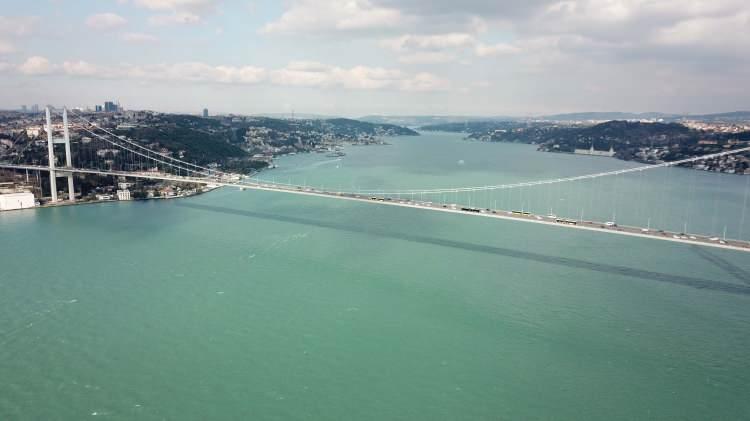 <p>&Ccedil;evre M&uuml;hendisi Prof. Dr. Mustafa &Ouml;zt&uuml;rk ise, "Boğazdaki bu turkuaz olayları genelde yaz aylarında oluşurdu. Ama ilk defa kış ayında turkuaz olayı g&ouml;r&uuml;ld&uuml;" İfadelerini kullandı.</p>
