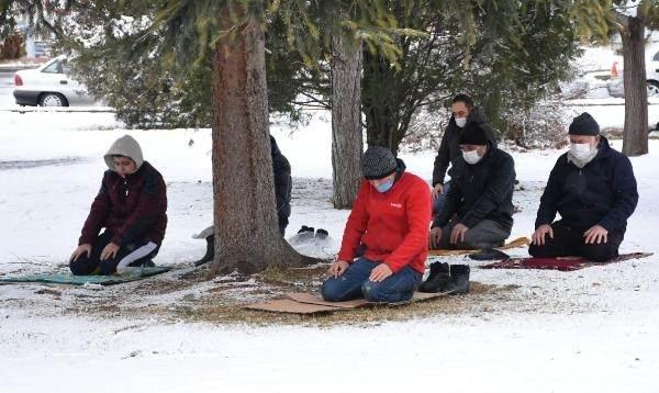 <p>Yusuf Ali Aydın (11) da "Soğuktu, üşüdüm biraz. İçerisi dolu olduğu için dışarıda kılmak zorunda kaldım. İlk defa kar altında namaz kılıyorum. Kar yağdığını görünce insan mutlu oluyor. Normalde İzmir'de yaşıyorum. Orada çok fazla kar görmedim" dedi. <br />
 </p>
