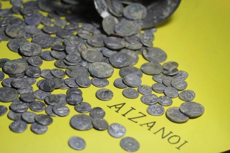 <p>Haklarında Türkçe ve İngilizce olarak yayın çalışması yürütülen sikkelerin Anadolu Medeniyetleri Müzesi'nde sergilenmeye başlandığını dile getiren Özer, "Gerek dünyada gerek Türkiye'de yapılan kazılardan elde edilen buluntularla kıyaslandığında, bu özel gümüş Roma Cumhuriyet ve Augustus dönemi sikkeleri, çok özel ve son yüzyılın en önemli buluntu grubundan birini oluşturmaktadır" diye konuştu.</p>
<p> </p>