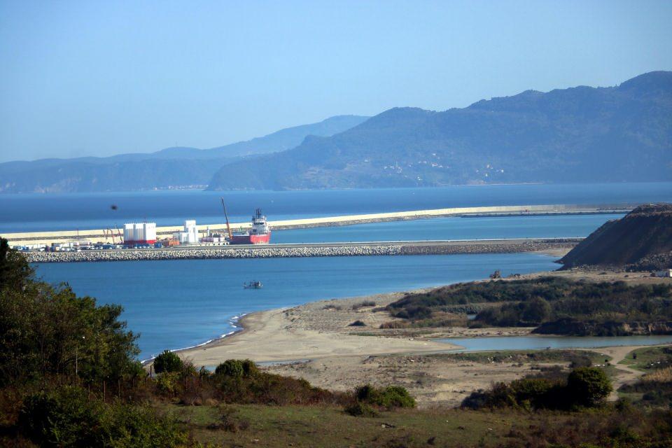 <p>Zonguldak Valisi Mustafa Tutulmaz da 11 Ocak'ta yaptığı basın toplantısındaki açıklamasında  Karadeniz açıklarında bulunan doğalgazın Filyos Limanı'ndan karaya çıkarılması için yapılacak çalışmalarda 2 bin kişinin istihdam edileceğini söyledi. </p>
