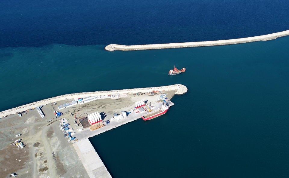 <p>İnşaatına 2016 yılında başlanılan ve üst yapısı tamamlanmak üzere olan Filyos Limanı, Türkiye'nin 3'üncü büyük limanı olarak uluslararası ticarette önemli rol alacak. </p>
