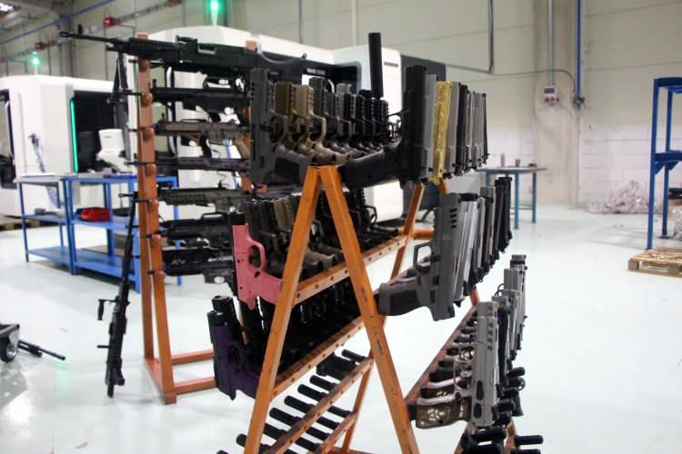 <p>7,62x51 mm çapındaki SAR 762 MT ve 12,7x99 mm çapındaki SAR 127 MT tüfekleri Savunma Sanayii Başkanlığı'nın projesi kapsamında üretime başladık. Şu anda 12,7x99 mm çapındaki SAR 127 MT'nin prototip aşamasındayız. 7,62x51 mm çapındaki SAR 762 MT'nin de seri imalatına başladık. İlk teslimatımızı bu ay içerisinde yapacağız." diye konuştu. </p>
