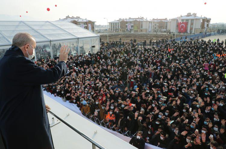 <p>Cumhurbaşkanı Recep Tayyip Erdoğan, "Devlet yük değildir, devlet yük alır. Devlet, vatandaşının mutluluğuyla mutlu olur. Onun için geçmişte devlete 'devlet baba' demişler." dedi.</p>
