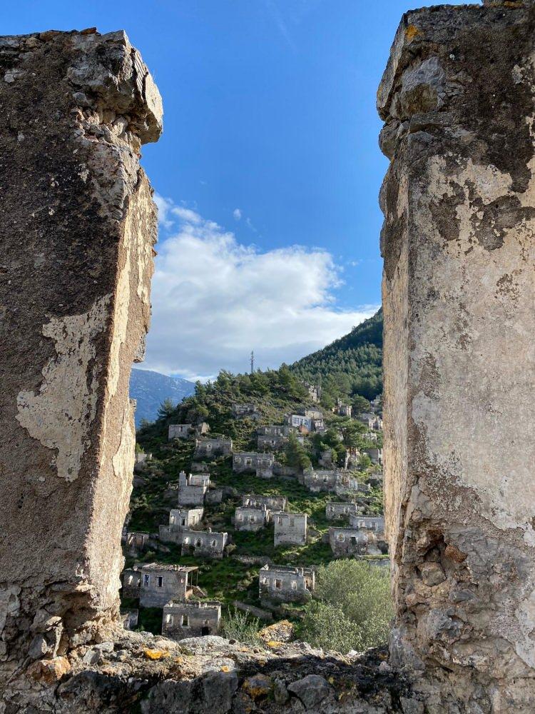 <p>&lsquo;Hassas Koruma Alanı&rsquo; stat&uuml;s&uuml;nde yer alan Kayak&ouml;y, kış aylarının puslu havasıyla kartpostallık g&ouml;r&uuml;nt&uuml;ler oluştururken, pandemiye rağmen &ccedil;ok sayıda turisti ağırlamaya devam ediyor.</p>

<p>&nbsp;</p>
