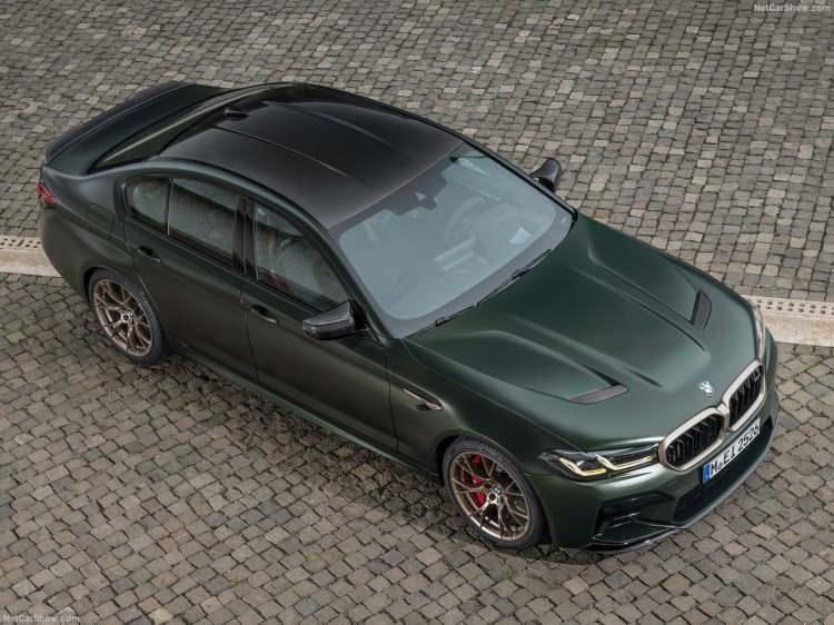 <p>Yeni BMW M5 CS'nin iç mekanında da aydınlatmalı M5 logolarına sahip karbon fiber ön koltuklar bulunuyor</p>
