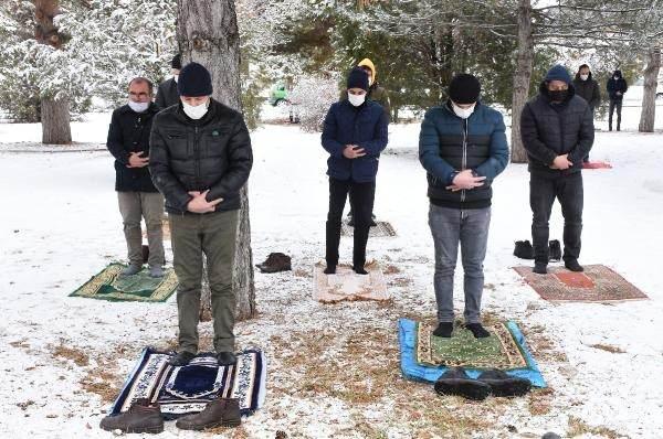 <p>Güray Öner (37) de "Allah bir daha bu günleri bize yaşatmasın ama bir şekilde ibadetimizi yapmak zorundayız. Zor oldu ama artık elimizden geleni yapıyoruz. Umarım bir daha böyle günler yaşamayıp omuz omuza camilerimizde namazlarımızı kılarız. Biraz soğuktu ama kar yağınca hava biraz kırılıyor. Güzel bir ortamdı" diye konuştu. </p>

<p> </p>
