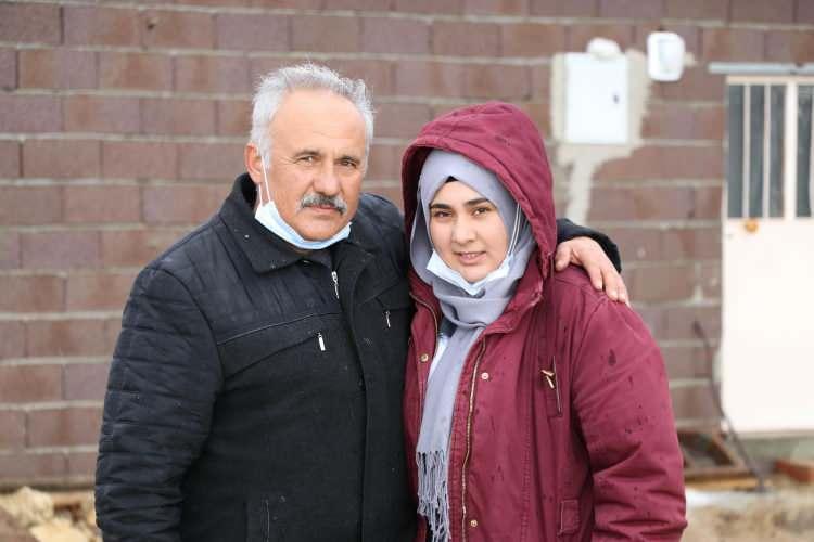 <p>Denizli'nin Buldan ilçesinde emekli memur Bilal Başol (58), evlerinde internet çekmeyince kızı Rümeysa Nur Başol'un (21) uzaktan eğitimine devam edebilmesi için tarlaya tek odalı baraka yaptı.</p>
