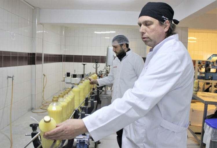 <p>Bu işte üçüncü kuşak olduğunu ifade eden Atakan Kuşku, "Bu işe dedem başlamış, şimdi ben devam ettiriyorum. Türkiye'de boza göndermediğimiz il yok.</p>
<ul>
</ul>