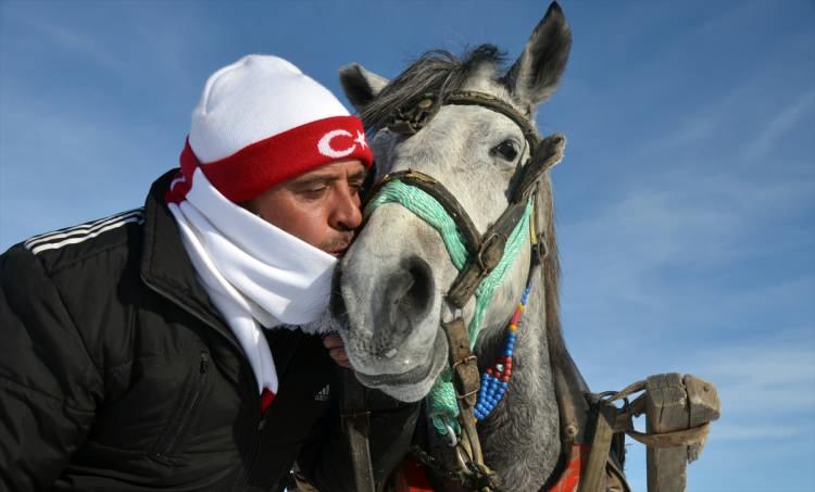 <p>Az sayıda atlı kızakla bu geleneğini devam ettirmeye ve kış turizmine hizmet etmeye çalıştıklarını ifade eden Aybay, şöyle konuştu <em>"Şu anda iki kızakla turizme hizmet ediyoruz. Buraya gelen insanlara yararlı bir iş yaptığımızı düşünüyoruz. Kayak merkezimizin çevresinde pistlerin dışında misafirlerimizi gezdiriyoruz. Kışın iş olmadığı için bu hizmeti insanlara sunuyoruz. Onların da memnun kalması için elimizden gelen her şeyi yapıyoruz. Atımız sayesinde ekmek yiyoruz, atımız olmazsa kışın kazancımız olmaz."</em></p>
