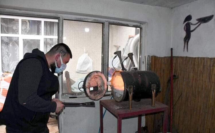 <p>'BIÇAĞI ŞİDDETLE DEĞİL, SANATLA BULUŞTURMAYA ÇALIŞIYORUM' </p>

<p>Bıçağın, şiddetle bağdaştırılmasının yanlış olduğunu kaydeden Özgür, "Bıçak dediğimizde akla şiddet geliyor. Bıçağın ülkemizde maalesef şiddetle bağdaştırılması kötü bir şey. Aslında bıçak, binlerce yıldır insanoğlunu olumlu etkileyen bir alet. Yani insanlığın gelişiminde önemli rol oynayan bir alet.</p>
