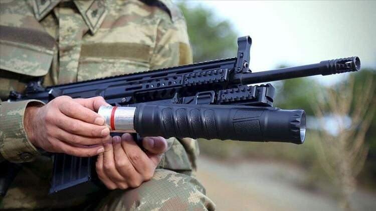 <p>AK40-GL BOMBA ATARI </p>
<p>Güvenlik güçlerinin bomba atar ihtiyacının karşılanması için Savunma Sanayii Başkanlığı (SSB) tarafından düzenlenen ihaleye katılan Konya'daki Akdaş Silah firması, üretimini tamamladığı "AK40-GL" bomba atarın ilk partisini Kara Kuvvetleri Komutanlığına teslim etti. Savunma Sanayii Başkanlığının açtığı "bomba atar" ihalesine katılan firma, ihtiyacın 8 bin adedini üretmek için anlaşma yaptı.</p>