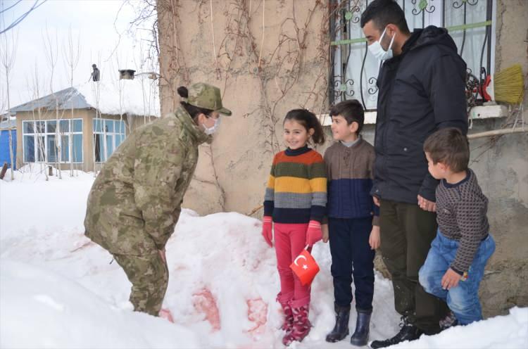 <p>Baba Karahan, gazetecilere yaptığı açıklamada, kardan yaptığı Anıtkabir maketinin yoğun ilgi gördüğünü ve bazı komutanların bu nedenle kendilerini ziyaret ettiğini söyledi.<br />
 </p>
