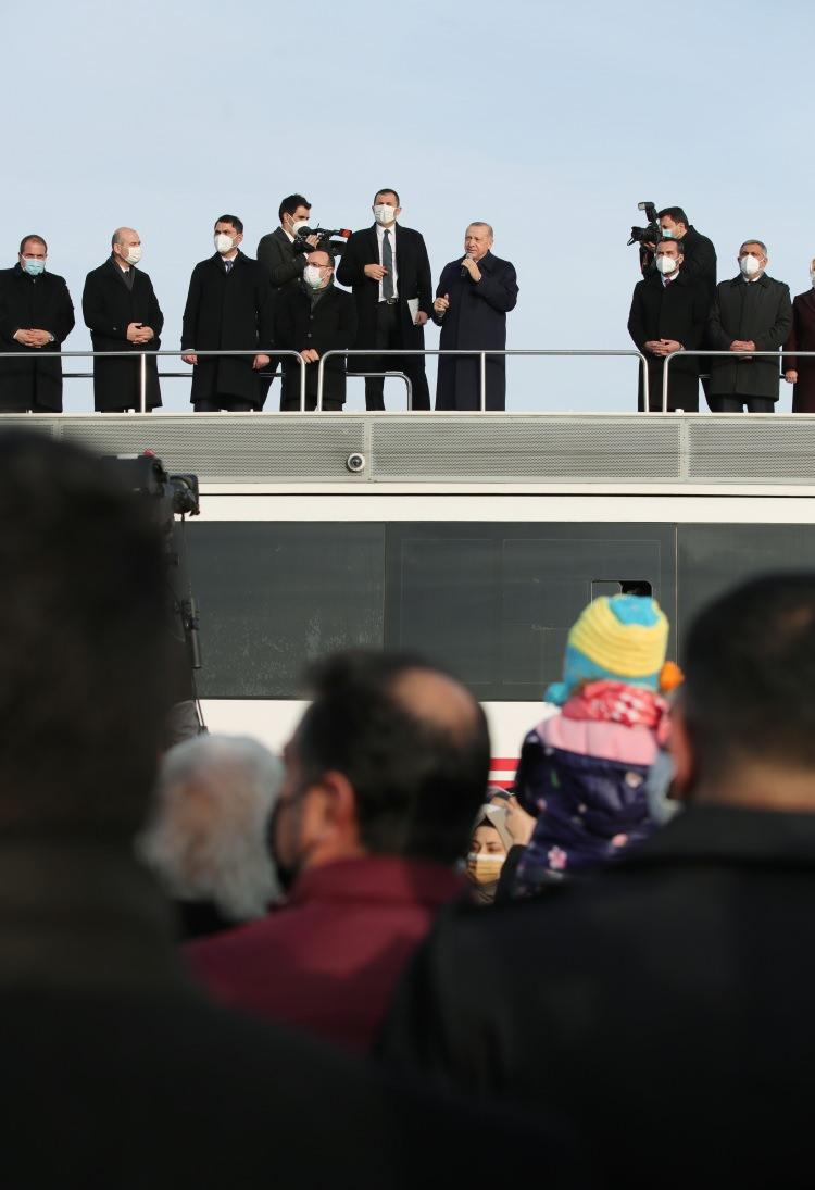 <p>Yapılan çalışmaları gördüğünde Allah'a hamdettiğini söyleyen Erdoğan, şöyle devam etti:</p>

<p>"Gelirken balkonlarda selamlayanlara 'Kaç oda?' diye sordum, '3+1' diyorlar ve dua ediyorlar. Hamdolsun bütün mesele okullarıyla, camileriyle, oturdukları daireleriyle onlara bir mutlu imkan hazırlamak, zaten bizim görevimiz değil mi, bizim görevimiz. Devlet yük değildir, devlet yük alır. Devlet, vatandaşının mutluluğuyla mutlu olur. Onun için geçmişte devlete 'devlet baba' demişler. Şimdi bizler de Cumhur İttifakı olarak bu anlayışla bu millete efendi olmaya değil hizmetkar olmaya geldik, bu yola devam ediyoruz. </p>
