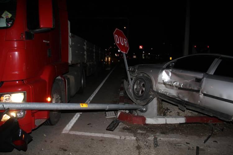 <p>Kaza, saat 21.00 sıralarında İzmir-Ankara D300 karayolu, İl&ccedil;e Jandarma Komutanlığı kavşağında meydana geldi. Edinilen bilgiye g&ouml;re, İzmir y&ouml;n&uuml;nden Uşak y&ouml;n&uuml;ne seyir halinde olan Abd&uuml;lbaki &Ouml;. idaresindeki 35 AGK 165 plakalı otomobil, İl&ccedil;e Jandarma Komutanlığı &ouml;n&uuml;nden D300 karayoluna bağlanmak isteyen İbrahim U. idaresindeki 43 KM 936 plakalı otomobile yandan &ccedil;arptı.</p>
