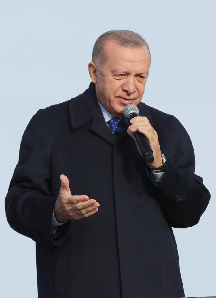 <p>Kardeşlerim biz sizin hizmetçiniziz. Elazığ'a şehir hastanesi de yaptık mı? Yaptık. Bu hastaneler olmasaydı biz o geceyi nasıl atlatırdık. Hamdolsun bununla birlikte bütün operasyonlar, her şey seri oldu. Okullarımızla, her şeyimizle hizmetinizdeyiz. Bundan sonra daha yapacak çok işimiz var."</p>
