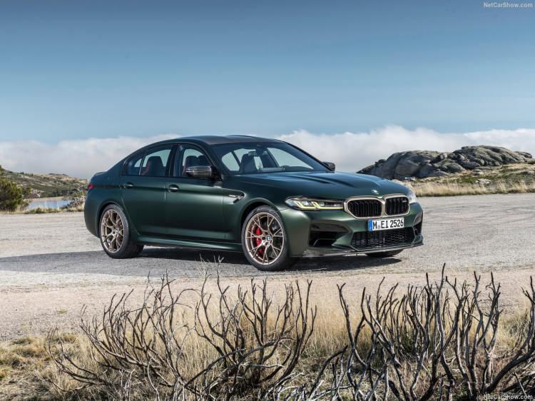 <p>Tıpkı standart M5'te olduğu gibi yeni BMW M5 CS'de de Aktif M Diferansiyel ve farklı sürüş modlarına sahip dört tekerlekten çekiş sistemi standart olarak sunuluyor. 4WD ve 4WD Sport gibi farklı modlara sahip olan sistem, 2WD modunda da arkadan itişli olacak şekilde kullanılabiliyor.</p>
