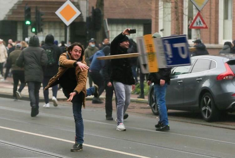 <p>Protestoların kontrolden çıkması üzerine, belediye başkanı, polis ve savcılığın ortak kararıyla 'acil durum' ilan edilerek bölgeye çevik kuvvet ekipleri konuşlandırıldı. Hollanda'da acil durum emri, sadece büyük bir isyan, afet veya kaza gibi ciddi durumlarda veriliyor.</p>

<ul>
</ul>
