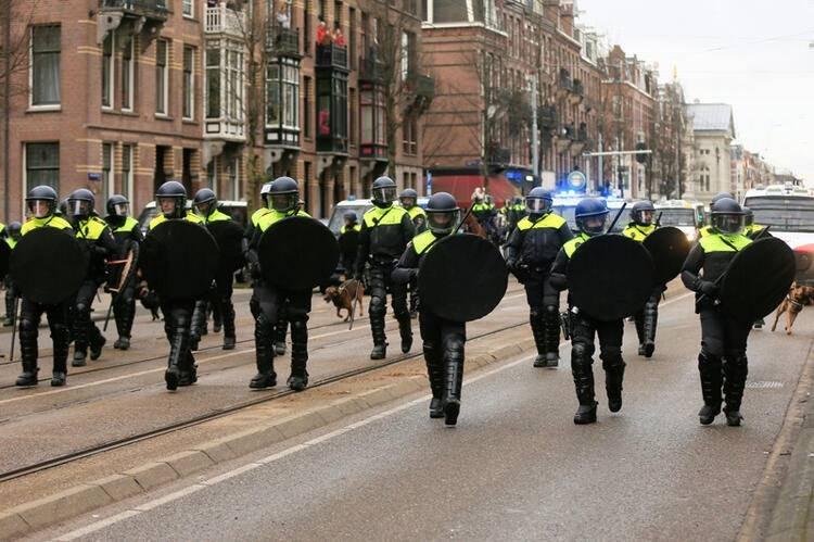 <p>Hollanda'nın güneyindeki Stein kasabasında da, yaklaşık 100 kişi, sokağa çıkma yasağını protesto etmek için bir araya geldi. Kasaba meydanından saat 21:00'den sonra alkol alıp, müzik yapmak isteyen topluluk, polisle çatıştı. Polis, 14 kişinin gözaltına alındığını bildirdi.</p>
<ul>
</ul>