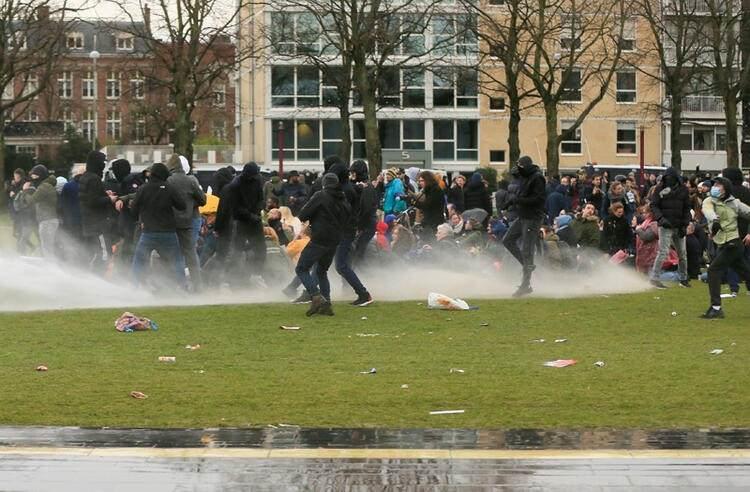 <p>Koronavirüs önlemlerine yönelik protesto gösterileri Pazar günü de devam etti. Genellikle aşırı sağcılar tarafından desteklenen başkent Amsterdam ve Eindhoven kentindeki gösterilerde olay çıktı. Eindhoven'de düzenlenen izinsiz protestoda polisle çatışan göstericilere tazyikli su ve göz yaşartıcı gazla müdahale edildi.</p>

<ul>
</ul>
