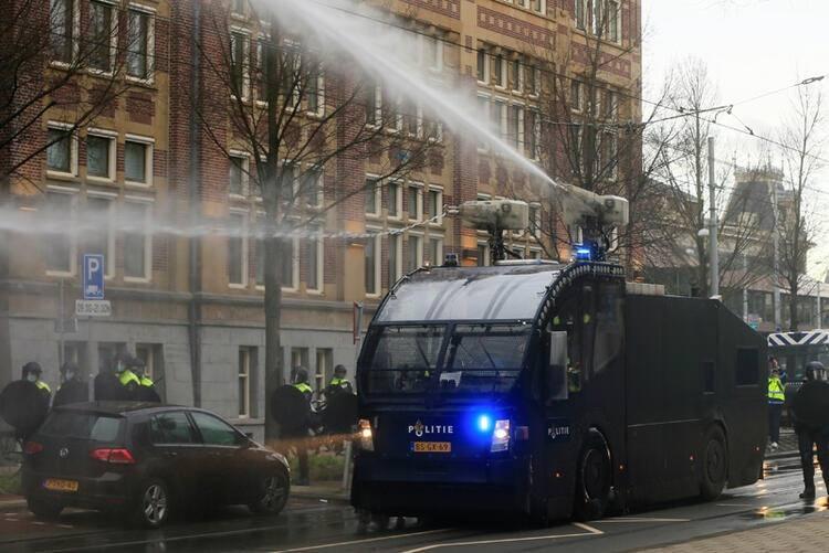 <p>Amsterdam polisi de, Museumplein'deki izinsiz gösteriye müdahale etti. Polis köpekleri ve tazyikli su kullanılan yaklaşık 250 kişilik grup ile polis arasında çatışmalar yaşandı. Amsterdam Belediyesi, protesto gösterilerine karşı 'acil durum' ilan etti.</p>
<ul>
</ul>