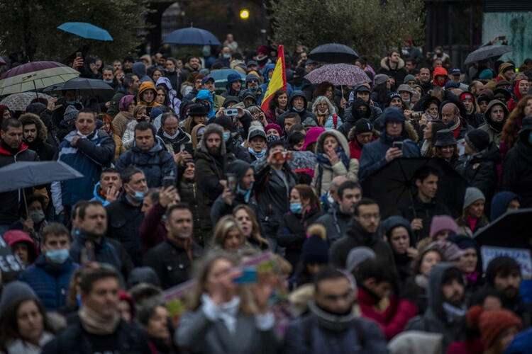 <p>İspanya'yı asıl sarsan olay ise, koronavirüs aşısını sıraları gelmeden olan birçok üst düzey görevlinin manşetleri süslemesi oldu. Skandalın patlamasıyla Genel Kurmay Başkanı General Miguel Angel Villaroya istifa etti.</p>

<ul>
</ul>
