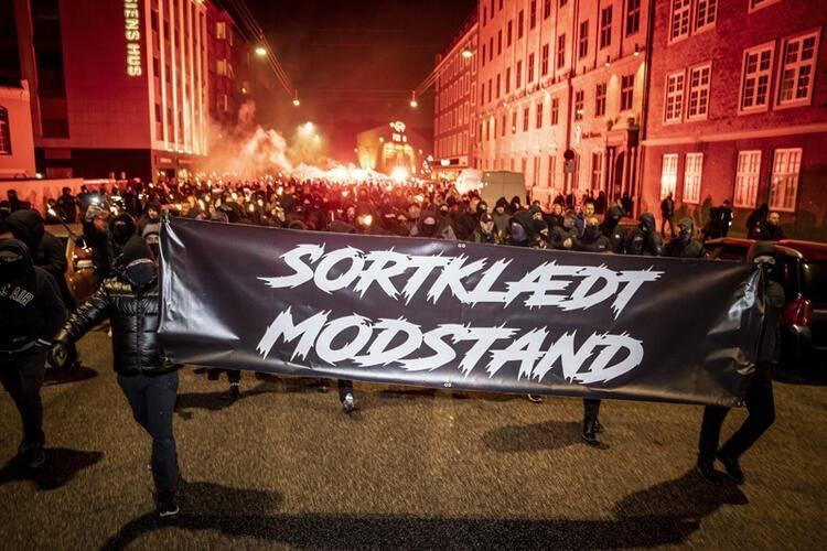 <p>DANİMARKA </p>
<p>İskandinav ülkesi Danimarka'nın başkenti Kopenhag'da ise 'Siyah Giyen Adamlar - MIB' adlı grup Cumartesi gecesi koronavirüs kısıtlamalarına karşı sokaklardaydı.</p>