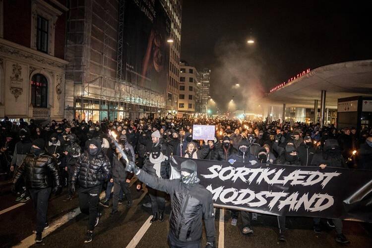 <p>Şehir merkezinde yürüyen protestocular 'Siyah giyenler direniyor' yazan büyük bir pankart taşıdı, meşaleler yakıp sloganlar attı.</p>

<ul>
</ul>
