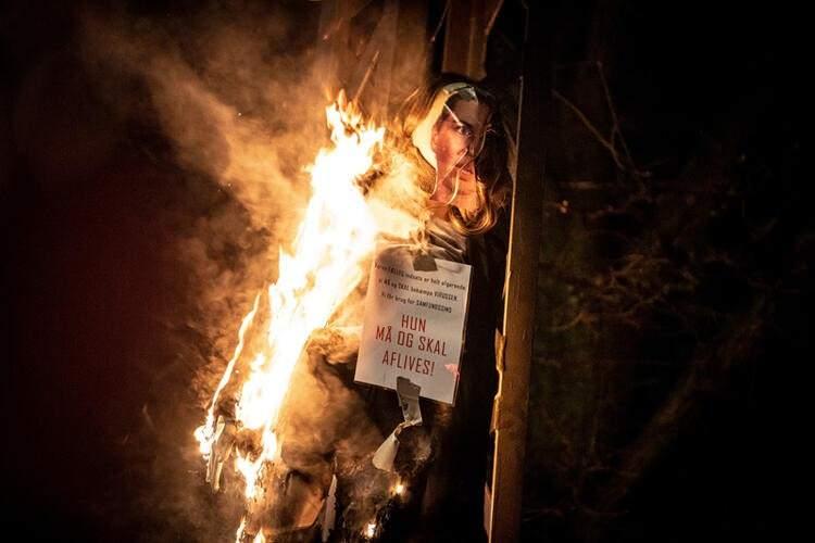 <p>Bununla da yetinmeyen MIB grubu, Danimarka Başbakanı Mette Frederiksen'in 'O indirilmeli' yazan posterini ateşe verip yaktı.</p>

<ul>
</ul>
