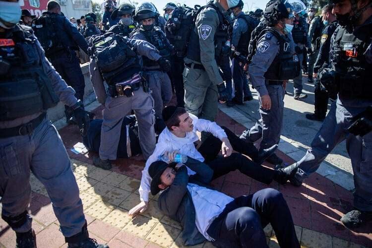 <p>Çıkan arbedede çok sayıda Haredi de deneline Ultra-Ortodoks Yahudi gözaltına alınırken, 13 polis ise yaralandı. Çatışma sırasında bazı göstericilerin polise karşı öksürdüğü, bazılarının da 'Naziler' diye bağırdığı görüldü. Kudüs'te ise Ultra-Ortodoks Yahudilerle polis arasındaki çatışmalar sırasında göstericiler hafif raylı metroya ve çevreden geçen araçlara saldırdı.</p>
<ul>
</ul>