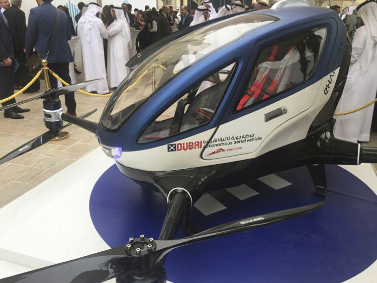 <p>Dubai'de tanıtılan EHang 184 modeli insansız taksi </p>