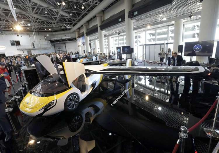 <p>AeroMobil şirketi tarafından Monako'da tanıtılan uçan otomobil prototipi</p>