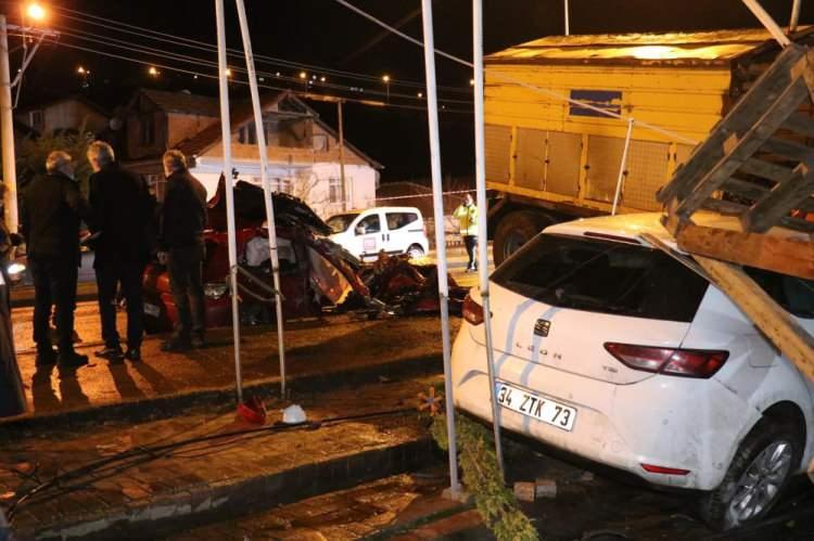 <p>Vatandaşların ihbarı &uuml;zerine b&ouml;lgeye &ccedil;ok sayıda sağlık, polis ve itfaiye ekibi sevk edildi.<br />
&nbsp;</p>
