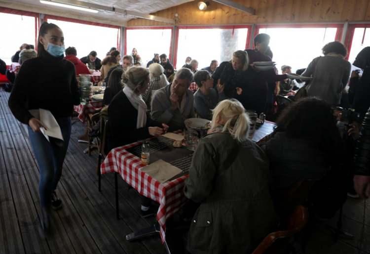 <p>Fransa'da koronavirüs kısıtlamaları kapsamında Ekim 2020'den bu yana restoran ve barlar yalnızca paket servis hizmeti verebiliyor. Nice kentinde bu kısıtlamaya karşı gelerek açılan restorana müşterilerin ilgisi yoğun oldu. 3 milyonu aşkın vaka ve 75 bine yakın can kaybına rağmen Fransızlar restoranda şarkılar eşliğinde yemek yedi.</p>

<p> </p>
