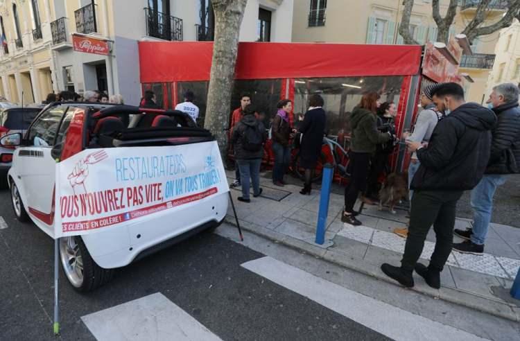 <p><strong>"BU TABAK ÖZGÜRLÜK TADINDA"</strong></p>

<p>Fransa'nın Nice kentinde bir restoran Covid-19 kurallarına karşı gelerek kapılarını müşterilere açtı. Bölge halkı ise restorana yoğun ilgi gösterdi,<br />
masalar doldu taştı.</p>

<p> </p>
