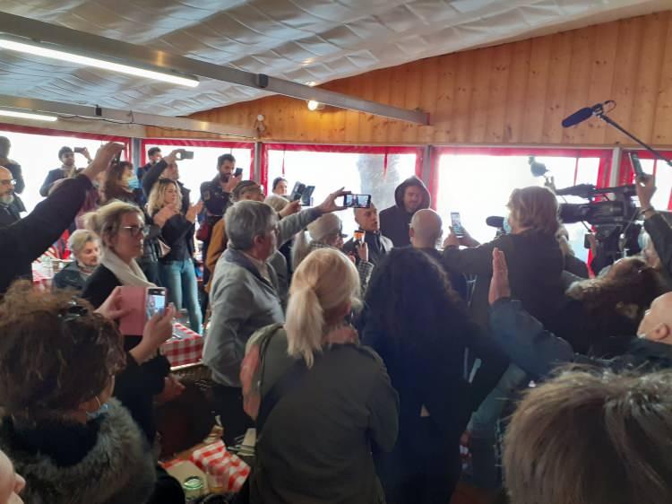 <p>Uzmanlar Macron'a, koronavirüsün ilk kez İngiltere'de ortaya çıkan varyantı yaygın hale gelmeden önce üçüncü bir karantina ilan etmesi için baskı yapıyor.</p>

<p> </p>
