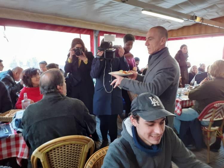 <p>Yapılan anketler, Fransız halkının büyük çoğunluğunun geçen baharda olduğu gibi sıkı bir karantina uygulamasına karşı olduğunu gösteriyor. Fransa'da vaka sayısı 3 milyon 100 bine, can kaybı ise 75 bine yaklaşmış durumda.</p>

<p> </p>
