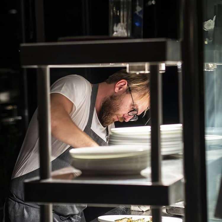 <p>Kemal Demirasal: Şef olmadan &ouml;nce profesyonel bir r&uuml;zg&acirc;r s&ouml;rf&ccedil;&uuml;s&uuml;yd&uuml;. Deneysel restoranı Alancha, İstanbul&rsquo;a a&ccedil;ılmadan &ouml;nce &Ccedil;eşme&rsquo;de doğdu.</p>

<p>&nbsp;</p>
