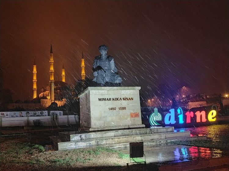 <p>Meteoroloji Genel Müdürlüğü’nün yoğun kar uyarılarının ardından Edirne’de beklenen yağış başladı. Hava sıcaklığının 8 derece ölçüldüğü kentte meteoroloji yetkilileri, kar yağışının yarın öğle saatlerine kadar yoğun şekilde devam edeceğini aktardı.</p>