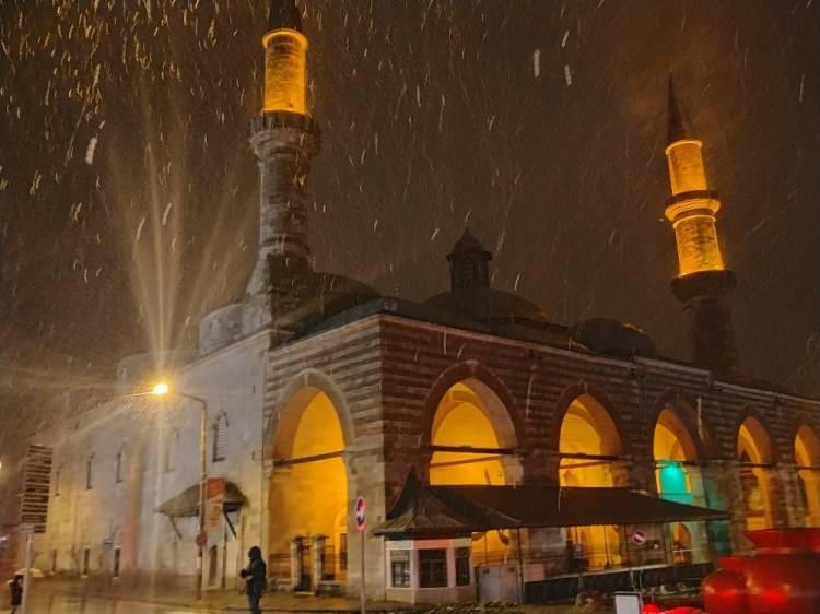 <p>Meteoroloji Genel Müdürlüğü Analiz ve Tahmin Merkezi’nden yapılan uyarıda da, Trakya’da hava sıcaklıklarının eksi dereceleri inmesiyle birlikte buzlanmaların oluşabileceği ifade edilerek, dikkatli olunması çağrısında bulunuldu.</p>